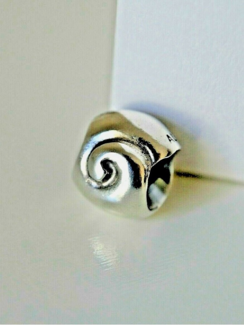 RARE PANDORA RETIRED Genuine
Authentic snail swirl S/Silver Charm bead 79116